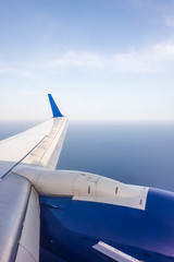 Wing of an aiplane viewed from the inside of the aircraft