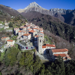 Fototapeta na wymiar Alpi Apuane, Paese di Pruno e monte Pania