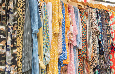 Rangée de robe d'été en tissu  sur portant de magasin commerce de vêtements