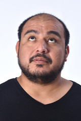 Obraz premium American latin man looking up