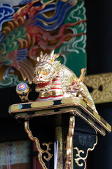 三峯神社の金の龍の像