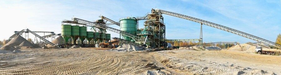 Abbau von Sand in einem Kieswerk - Anlage mit F&ouml;rderb&auml;ndern und Geb&auml;uden // Mining of sand in a gravel plant - plant with conveyor belts and buildings