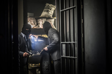 Obraz na płótnie Canvas Two ardmed men robbing a bank