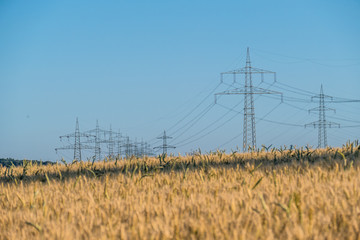 Energieversorgung durch Strommasten einer Überlandleitung