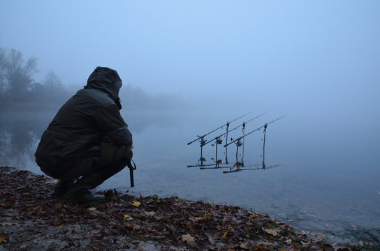 Angler am nebligen See Nebel