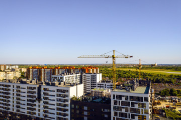 Fototapeta na wymiar the construction crane and the building against the blue sky