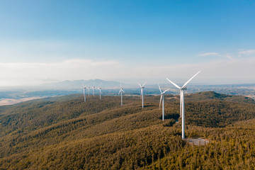 Parco eolico con turbine da 100 metri di diametro per la produzione di energia verde dal vento, su...