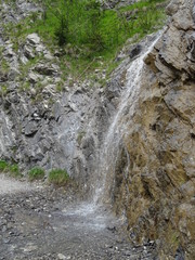 wasserfall an felswand im lechtal österreich
