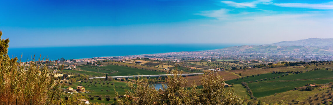 Panorama di un tratto di mare della costa abruzzese, Giulianova