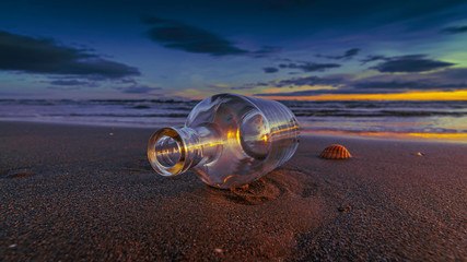 Obraz premium Bouteille échouée sur la plage.