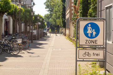 Schild vor einer Fußgängerzone