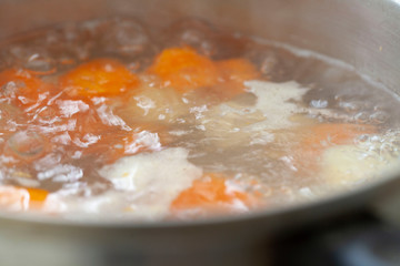 じゃがいもとにんじん鍋で茹でる