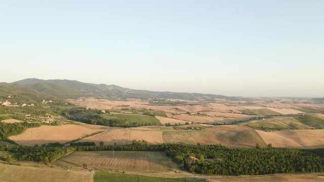 Colline toscane viste con il drone al tramonto.