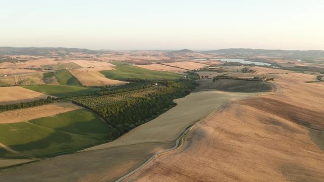 Colline toscane viste con il drone al tramonto.
