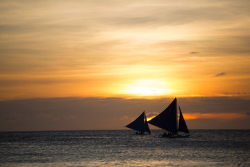 Fototapeta na wymiar Beautiful fall sunset and sailboat