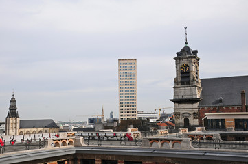 Fototapeta na wymiar Bruxelles, nuovi palazzi e vecchie torri