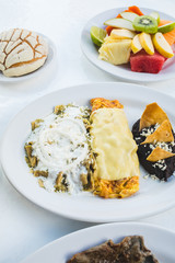 Desayuno con pollo fruta y pan dulce en 