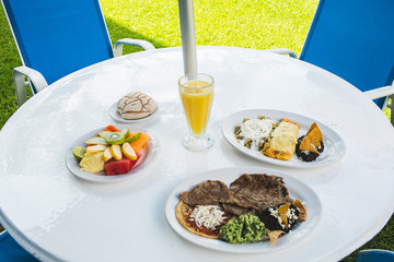 Desayuno con pollo fruta y pan dulce en 
