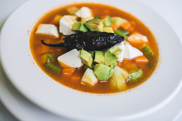Caldo con verduras y chile