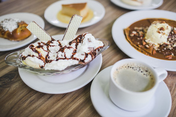 Delicioso postre con helado y galleta