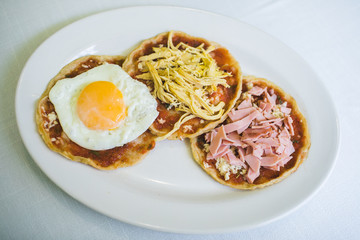 Delicioso desayuno con huevos 