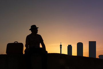 Fototapeta premium tourist in front of johannesburg skyline in south africa