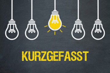 Kurzgefasst / Tafel mit Glühbirnen