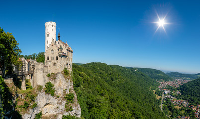 Fototapeta na wymiar Schloss Lichtenstein Märchenschloß mit Sonne