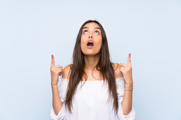 Fototapeta premium Young woman over isolated blue background pointing with the index finger a great idea