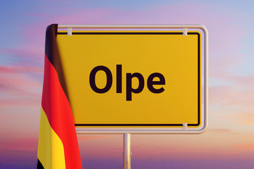 Olpe. Gelbes Schild/Ortsschild. Flagge von Deutschland hÃ¤ngt darÃ¼ber. Himmel mit Sonnenuntergang oder Sonnenaufgang
