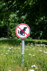 Verbotsschild f&uuml;r Hunde auf der Wiese