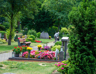 Besucher auf dem Friedhof