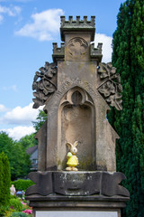 alter Grabstein mit Osterhase