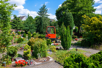 Kleiner Bagger auf dem Friedhof © Blende8