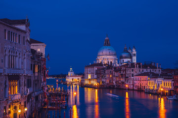 Obraz premium Piękny widok na Basilica di Santa Maria della Salute w złotym wieczornym świetle o zachodzie słońca w Wenecji, Włochy