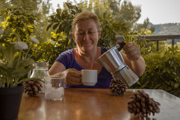 Mujer tomando café en una taza