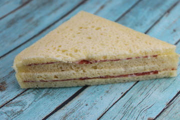 Sandwich triangle au saucisson