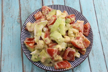 Salade tomates concombres sur une assiette