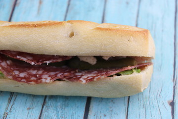 Sandwich baguette au saucisson