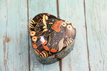 Boite décorative en bois peint