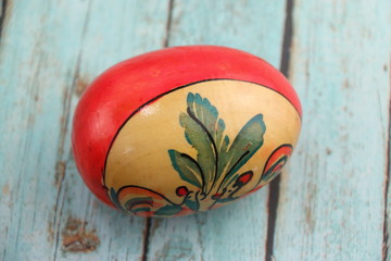 Oeuf décoratif en bois peint