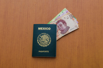 Pasaporte mexicano Un paquete de billetes de quinientos pesos mexicanos dispuestos como un abanico. Billetes de quinientos doscientos sobre fondo de madera. Pesos Mexicanos en efectivo