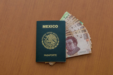 Pasaporte mexicano Un paquete de billetes de quinientos pesos mexicanos dispuestos como un abanico....