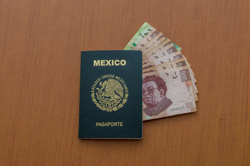 Pasaporte mexicano Un paquete de billetes de quinientos pesos mexicanos dispuestos como un abanico. Billetes de quinientos doscientos sobre fondo de madera. Pesos Mexicanos en efectivo
