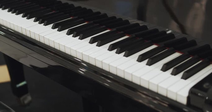 automatic piano playing by itself