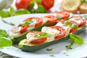 Überbackene Zucchini Caprese gefüllt mit Tomate, Mozzarella, Basilikum – Stuffed and baked zucchini with tomato, mozzarella cheese and basil