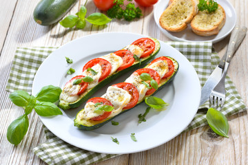 Überbackene Zucchini Caprese gefüllt mit Tomate, Mozzarella, Basilikum – Stuffed and baked...