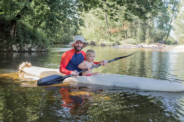 Père et fils en kayak