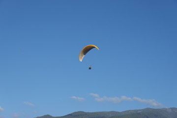 Gleitschirmflieger am Himmel