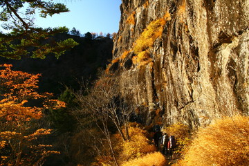 三つ峠　夕陽に映える屏風岩　ロッククライミングのメッカ